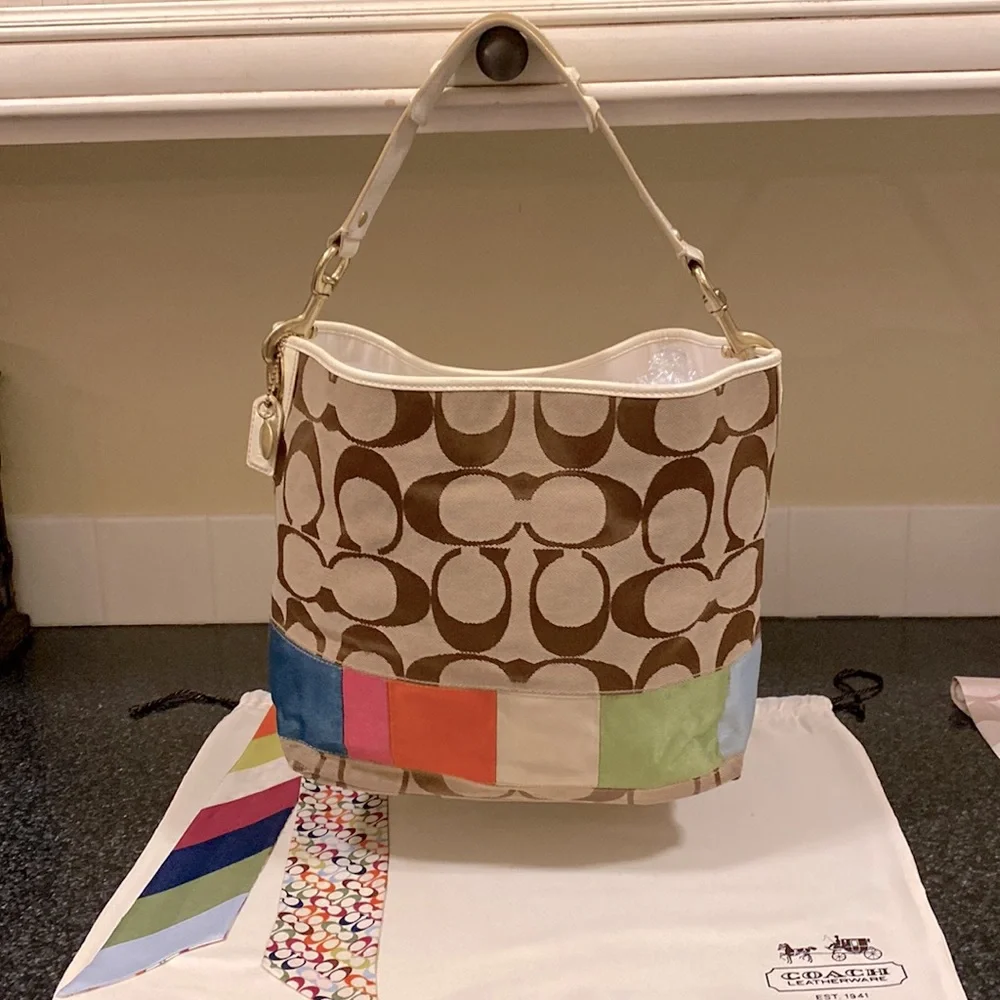 COACH jacquard w/multicolored band at base. Cream patent leather trim. #10858 - Picture 5 of 15